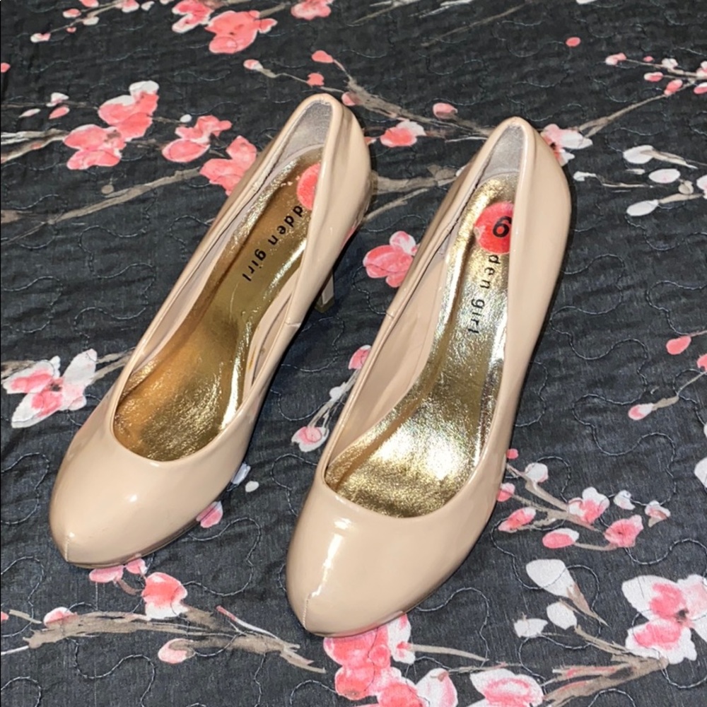 Cute Nude Pumps.. Sz. 6